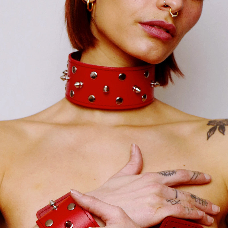 Leather choker with steel nails