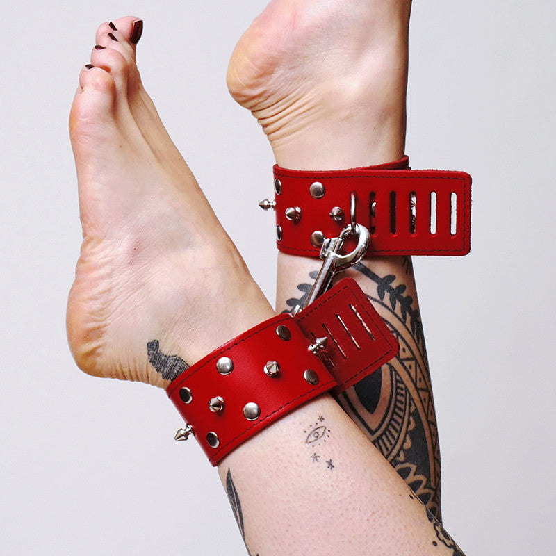 Leather ankles to adorn the ankles with steel picks