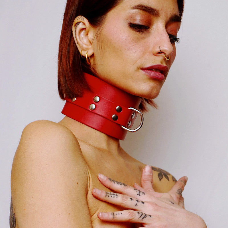 Choker collar in thick leather Red
