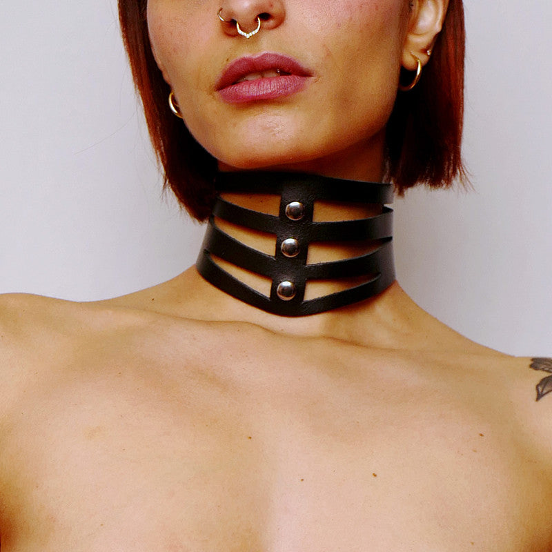 Necklace cut out of leather Black